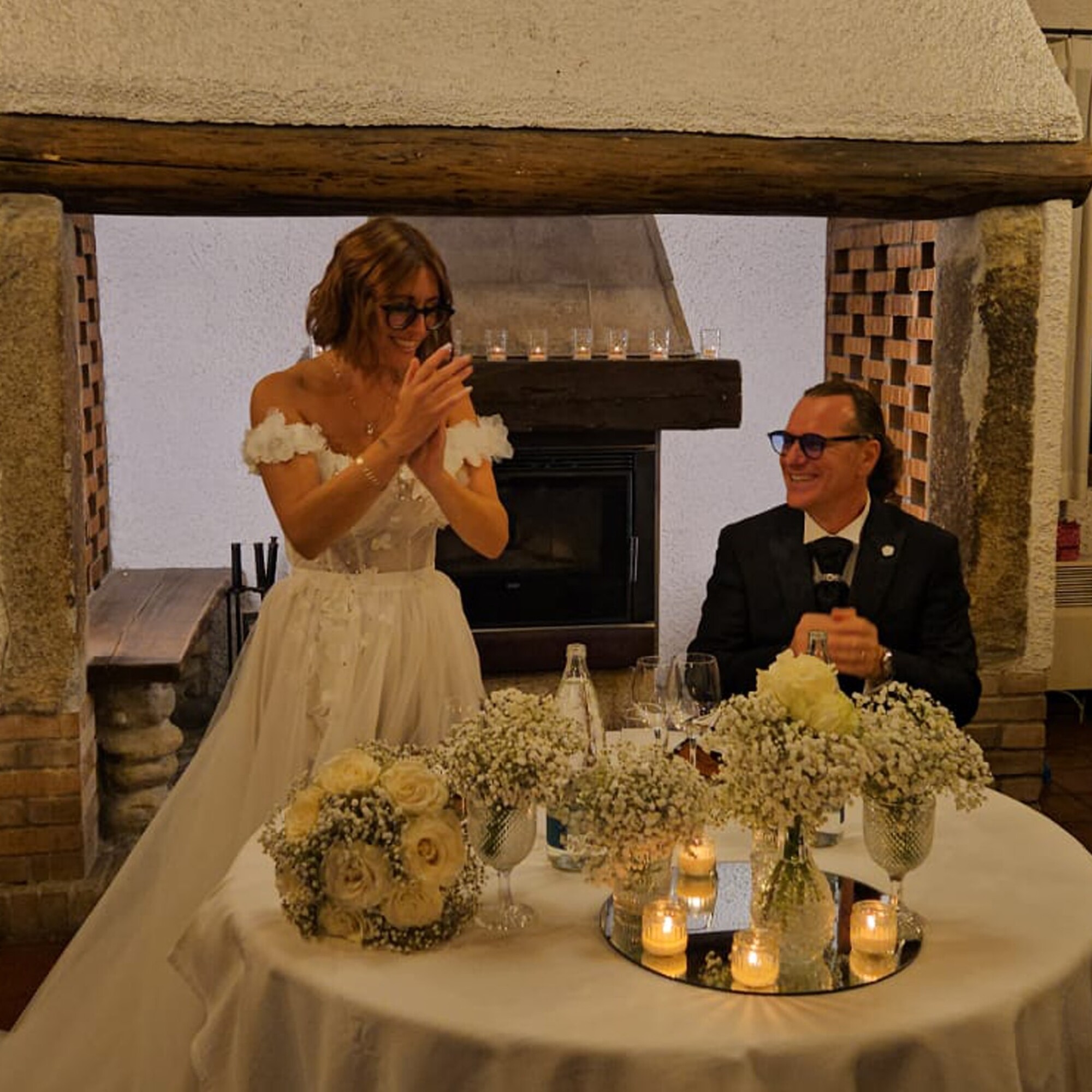 Coppia sposi seduti al tavolo, Patrizia Cavalleri