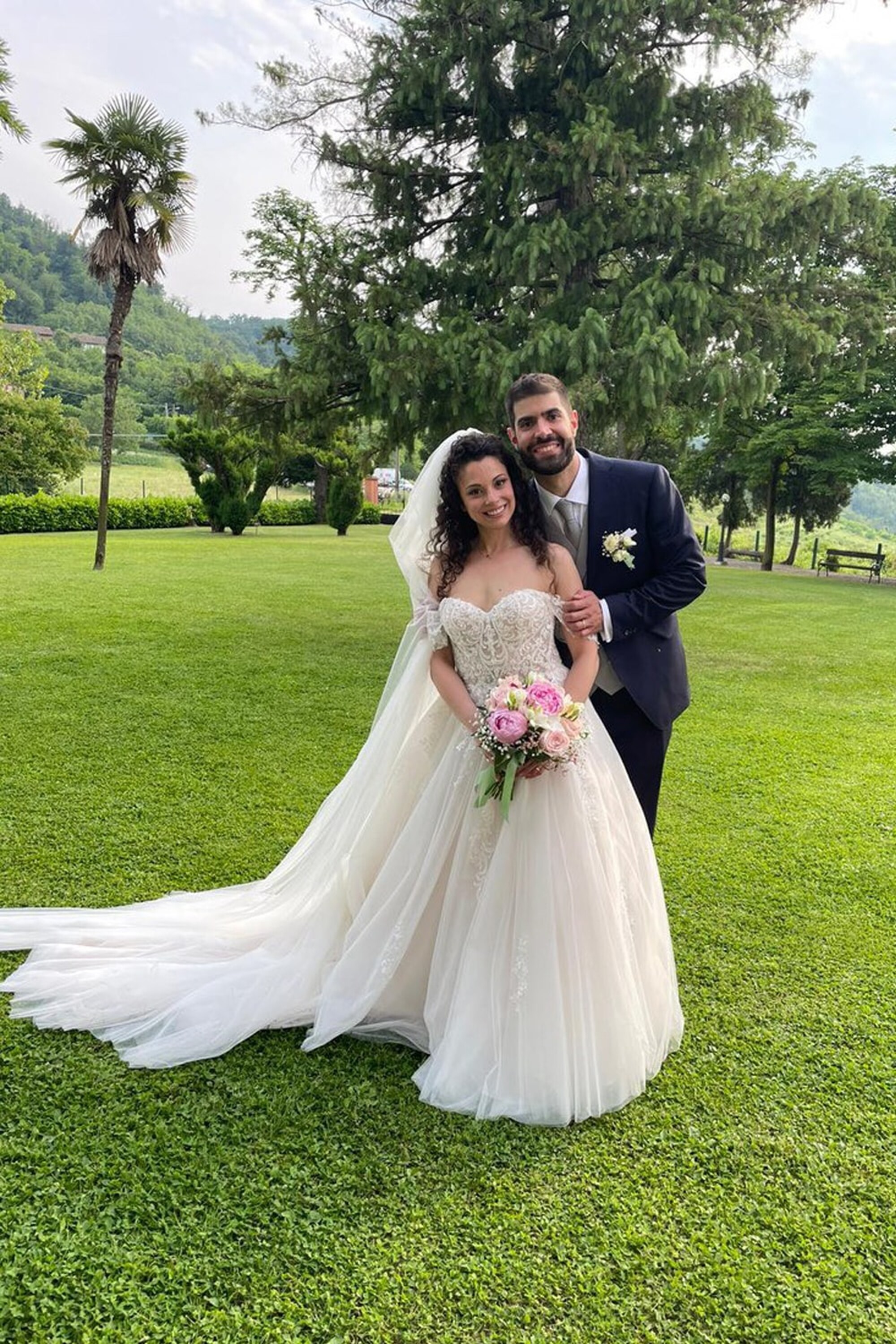 Coppia di sposi con abito da sposa ricamato di Patrizia Cavalleri