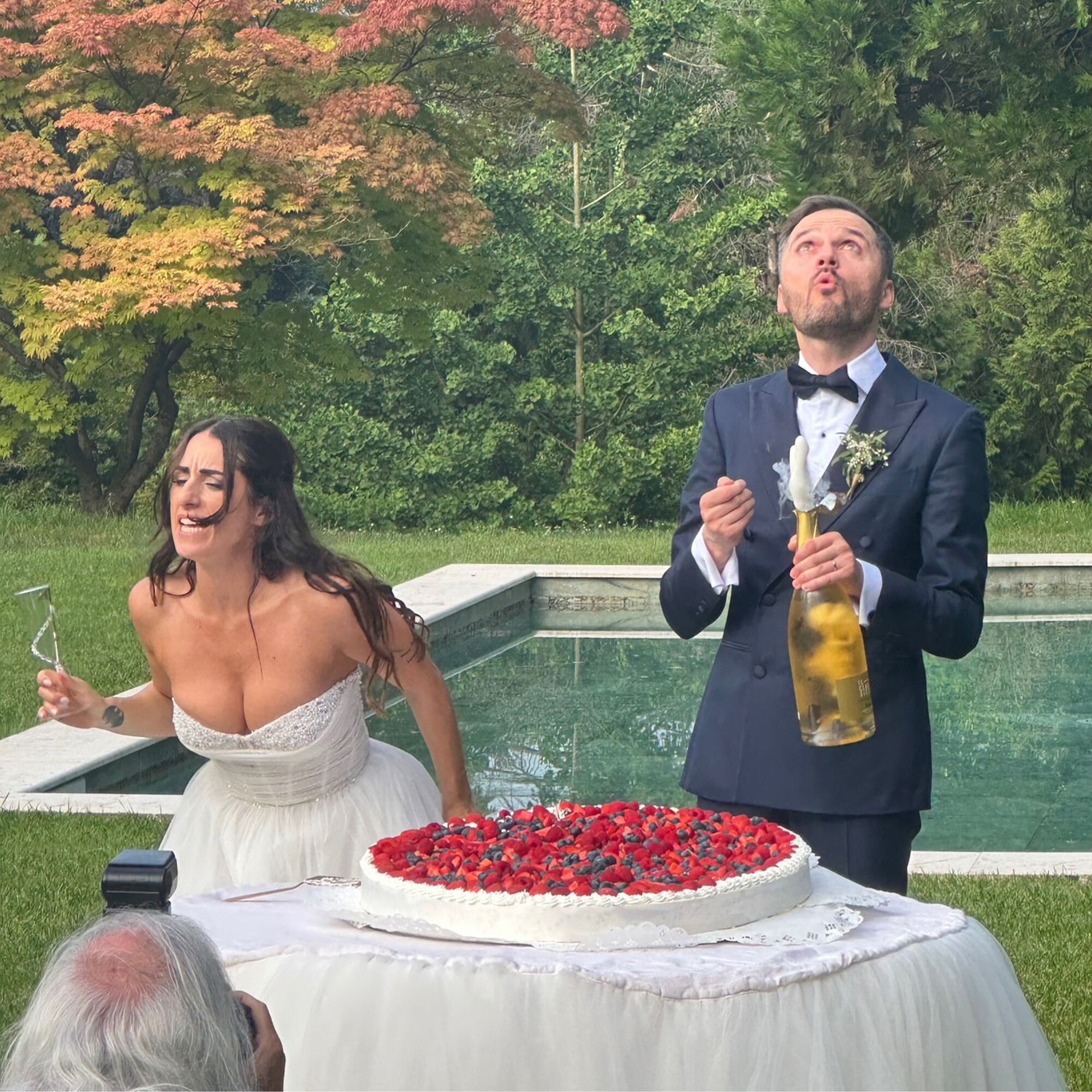 Sposa Patrizia Cavalleri che brinda al taglio torta